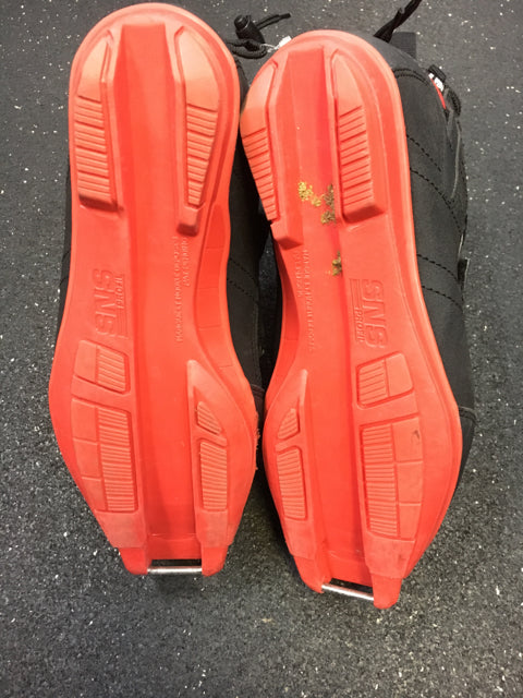 Load image into Gallery viewer, Fischer Black / Red Sr Size Specific Used Cross Country Boots
