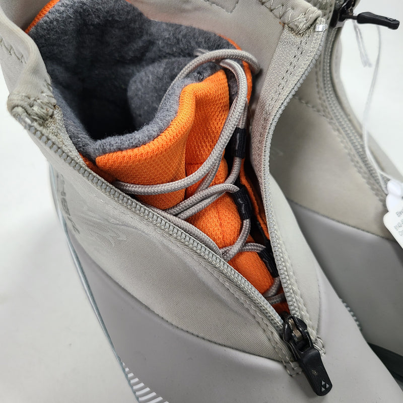 Load image into Gallery viewer, Fischer Vision Grey Unisex Size Specific 8 Used Cross Country Boots
