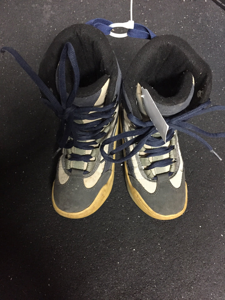 Load image into Gallery viewer, Used Vision Gravity Blue/Grey JR Size 4 Snowboard Boots
