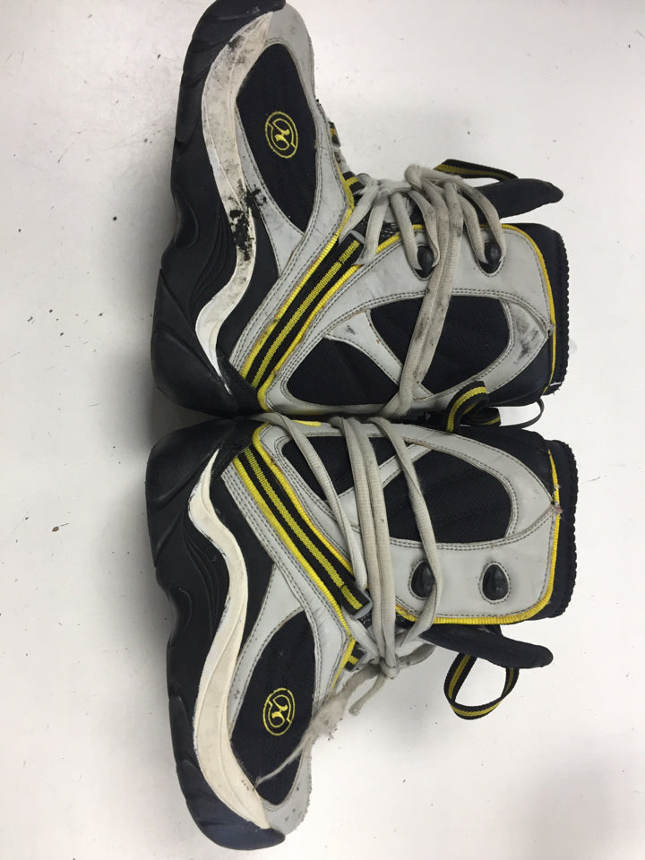 Load image into Gallery viewer, Heelside White Size Specific 3 Used Snowboard Boots
