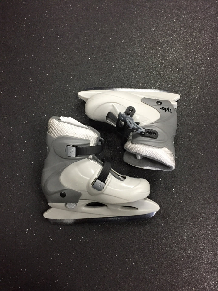 Load image into Gallery viewer, CCM Tyke Used Size 2-4 Ice Hockey Skates
