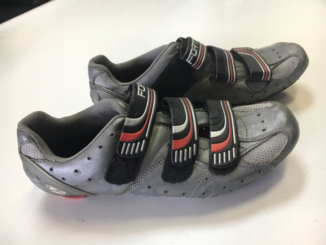 Load image into Gallery viewer, Used Forte Silver/Black Sr 8.5 Road cycling shoes
