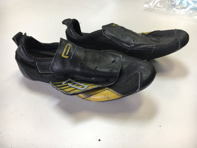 Load image into Gallery viewer, Used Paramount Black/Yellow Sr Size 41 /8  Road Biking Shoes w/ Look cleats
