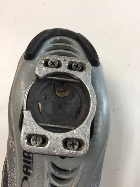 Load image into Gallery viewer, Louis Garneau Ergo Air Grey Mens 7 Used Biking Shoes
