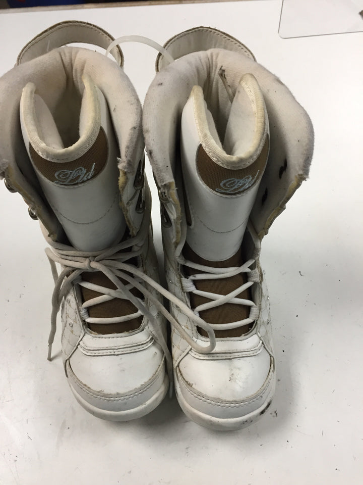 Load image into Gallery viewer, LTD White JR Size Specific 3 Used Snowboard Boots
