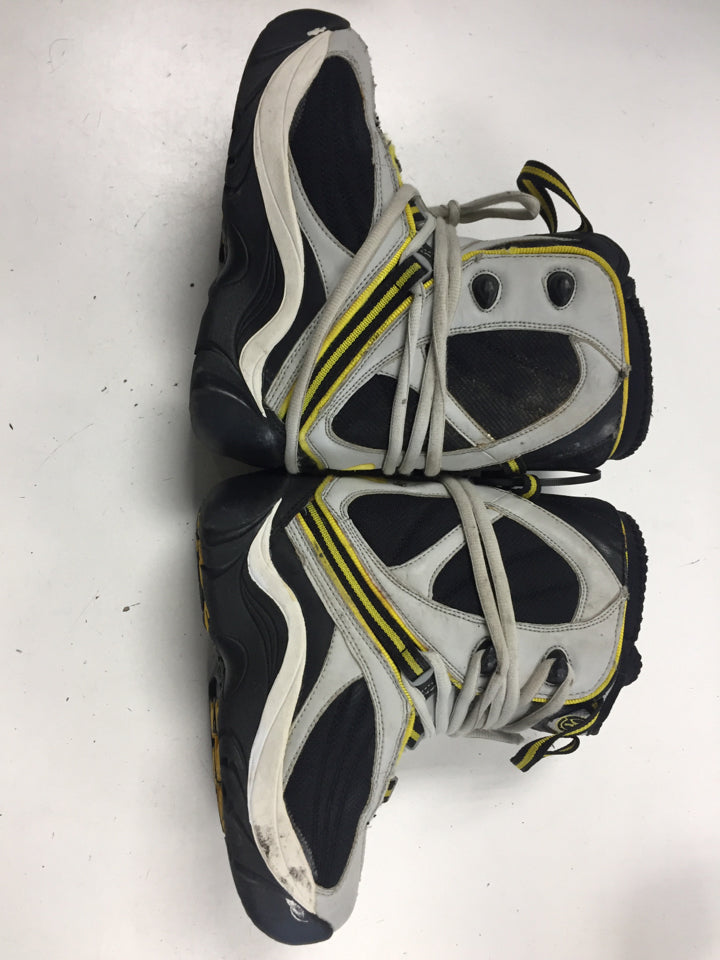 Load image into Gallery viewer, Heelside White Size Specific 3 Used Snowboard Boots
