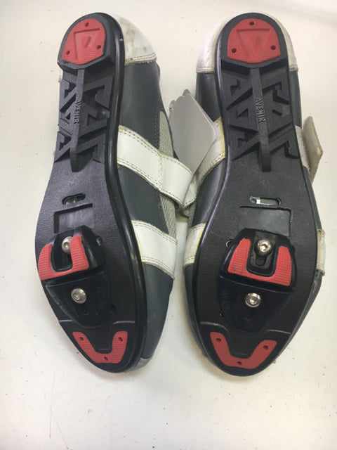 Load image into Gallery viewer, Used Avenir Grey/White Mens 8 Used Biking Shoes
