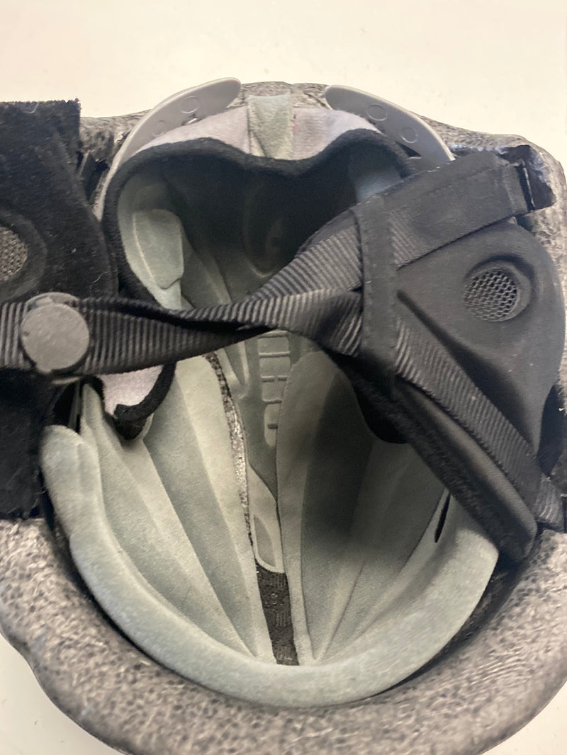 Load image into Gallery viewer, Used Giro Youth Black Ski Helmet
